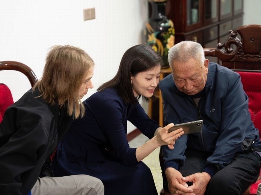 (FILE PHOTO )British scientist Alice C. Hughes (L) and Xinhua correspondent Miao Xiaojuan (C) visit Hu Jinchu, renowned giant panda expert in Nanchong City, southwest China's Sichuan Province, April 22, 2021. (Xinhua/Xu Yongzheng/IANS)